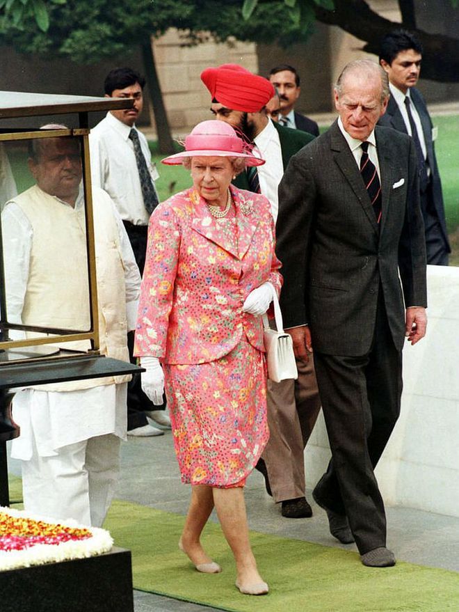 Queen Elizabeth and Prince Philip walk without shoes (a sign of respect) in India in October 1997.
Photo: Tim Graham/Getty Images