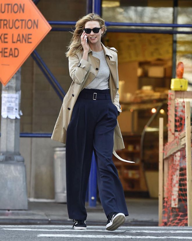 From 25°C to 20°C: The trench coat is just the layering piece to throw on when the temperature is at the brink of getting low. Karlie Kloss layers a trench coat casually over a crew neck number, keeping herself effortlessly chic and comfortable on a chilly street. (Photo: Getty)