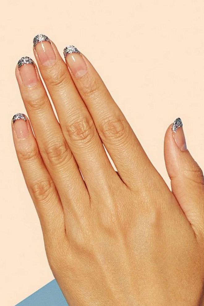 A clear polish and full-coverage glitter is all you need to create this DIY French tip.
@paintboxnails