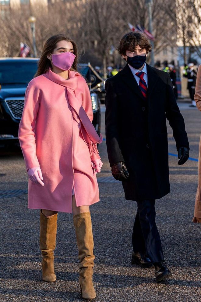 Nathalie Biden in a pink coat by Lafayette 148 New York with coordinating gloves and face mask. (Photo: Doug Mills)