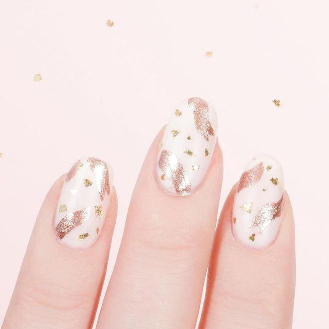 A white manicure looks more festive with stripes of rose gold. Photo: @cassmariebeauty