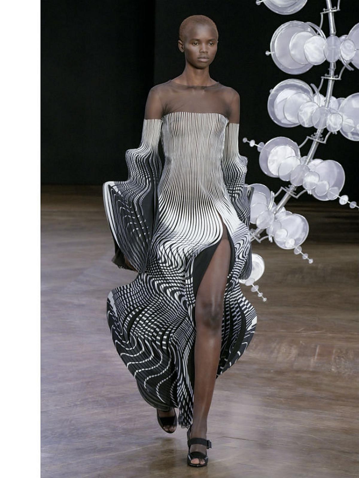iris van herpen sculpts 'kinetic couture' that moves as models walk the  runway