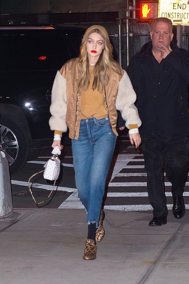 Street chic in a lovely tan colour! Gigi looks badass in the baseball hoodie paired unexpectedly with leopard print shoes. The white Valentino bag and red lips really help break the monotony and create balance. Photo: Getty 