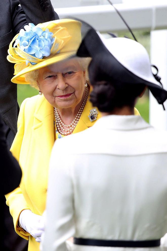 The Queen gives an endearing look to her granddaughter-in-law, Meghan Markle.
Photo: Getty