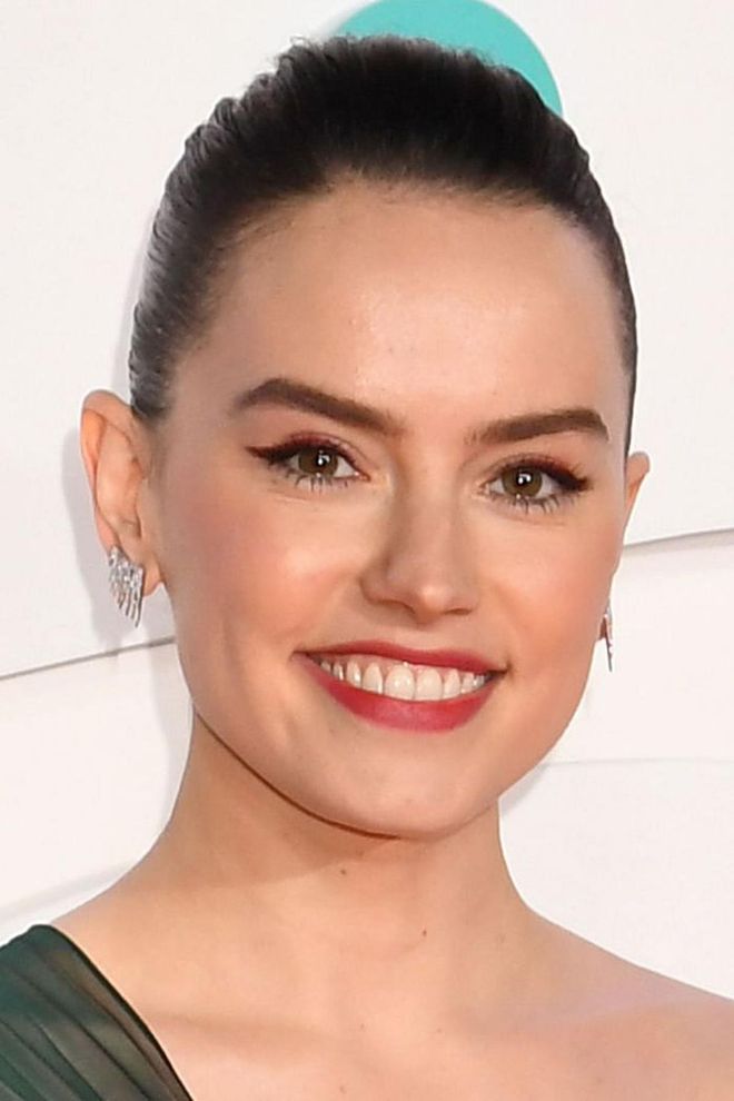 Proving that the coloured eyeliner trend has not disappeared just yet, the Star Wars actress chose to define her eyes using both red and black eyeliner flicks.

Photo: Getty