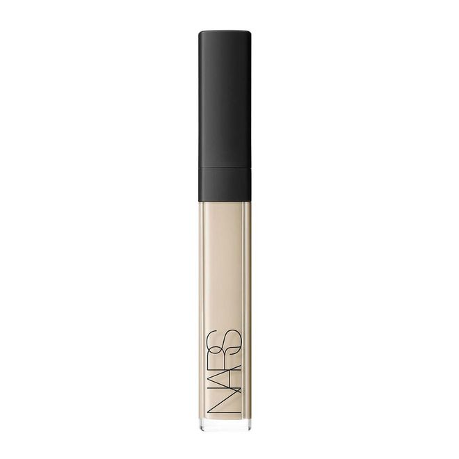 A top favourite among professional makeup artists, this non-drying concealer offers buildable coverage and has a radiant finish. Thanks to its second-skin texture, it adheres onto skin beautifully and doesn’t sink into pores or lines, making it perfect for dark spots, scars, blemishes and under eye circles. 
