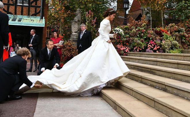 Princess Eugenie floated up the stairs to St. George's Chapel.