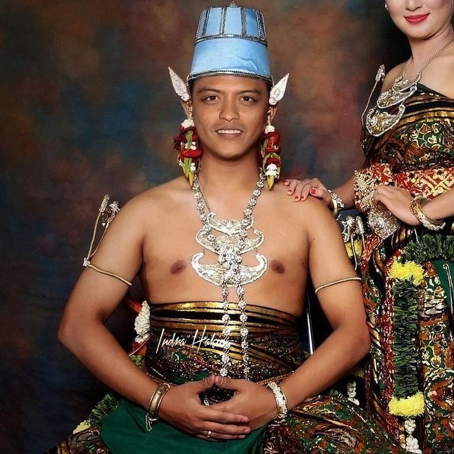 That traditional Javanese garb Bruno Mars is donning for his wedding photoshoot screams 24K magic indeed! Probably more, from the looks of his necklace. 