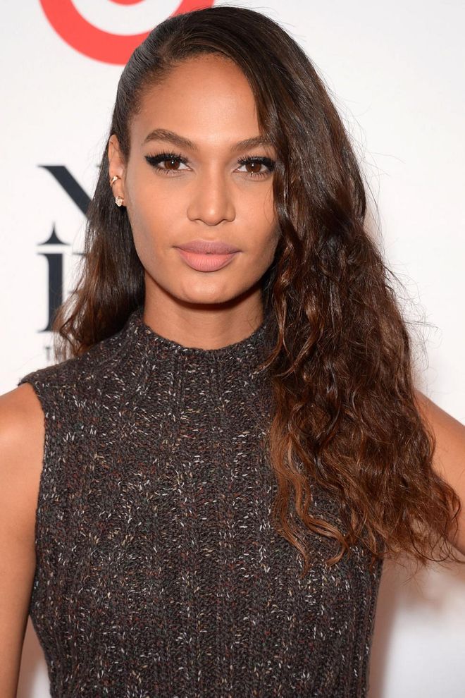 Joan Smalls flaunts her born-with-it curly textured tresses. Photo: Getty
