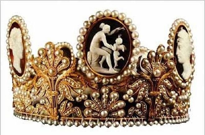 This tiara was owned by Empress Josephine, who likely received it as a gift from her husband Emperor Napoleon. Josephine left it to her granddaughter who married the Kind of Sweden, and it has been in Sweden ever since. 