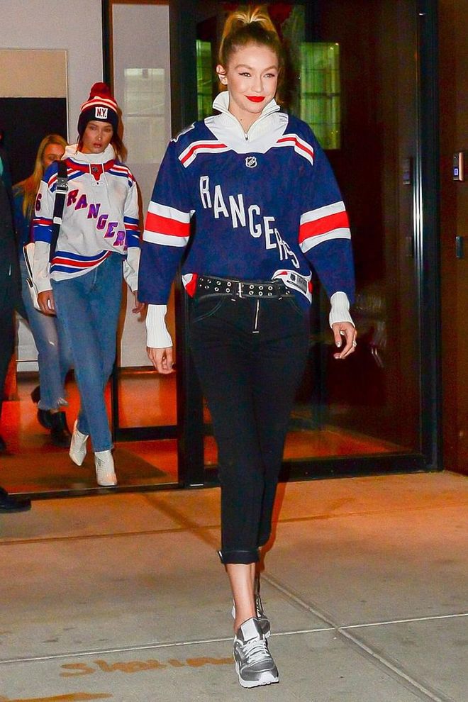 Gigi is in varsity chic at the New York Rangers hockey game, sporting the team shirt and cropped jeans. 