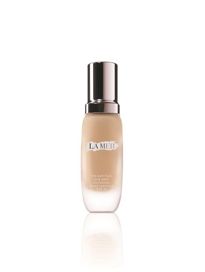 Apply La Mer’s The Soft Fluid Long Wear Foundation SPF 20 for a plump and luminous finish, thanks to the use of algae sourced from the Brittany Coast.