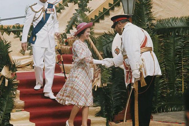 Royal women are instructed to always stand and walk down stairs with their chins parallel to the ground. When walking down stairs, their hands must always be at their sides as well.
Photo: Getty