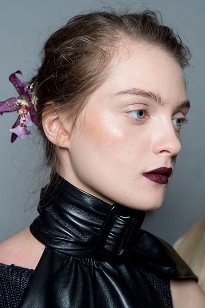 Another season, another hair accessory and for autumn/winter 16 it was all about orchids. The hair stylist Odile Gilbert teased the hair into undone chignons before laying the flowers and the headpiece in place. In terms of make-up, the strong, berry lip stole the show.