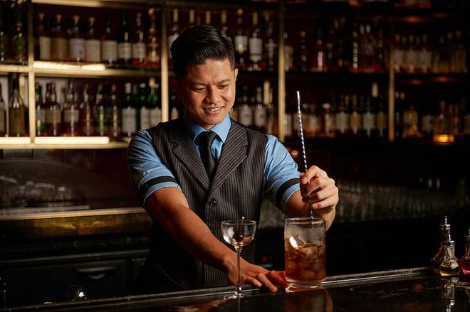 Kelvin Saquilayan, Head Bartender at Manhattan (Photo: Regent Singapore)
