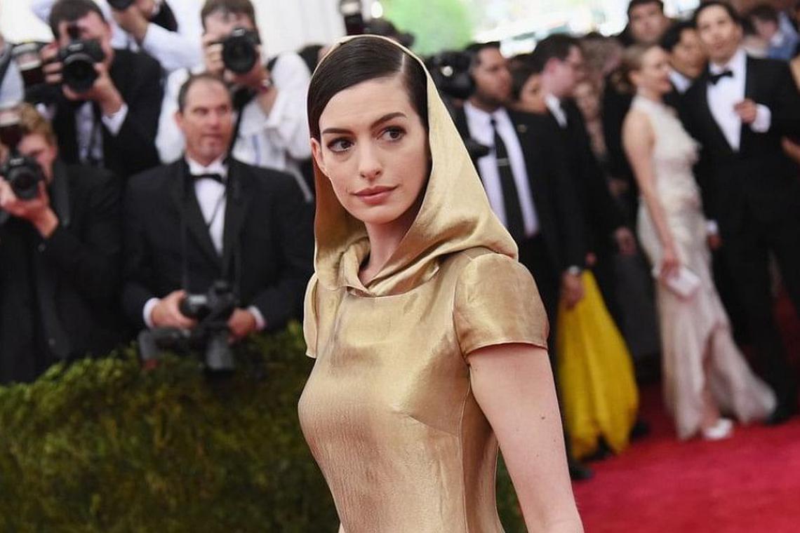 Anne Hathaway Wears Versace Dress With a Major Leg Slit to Met