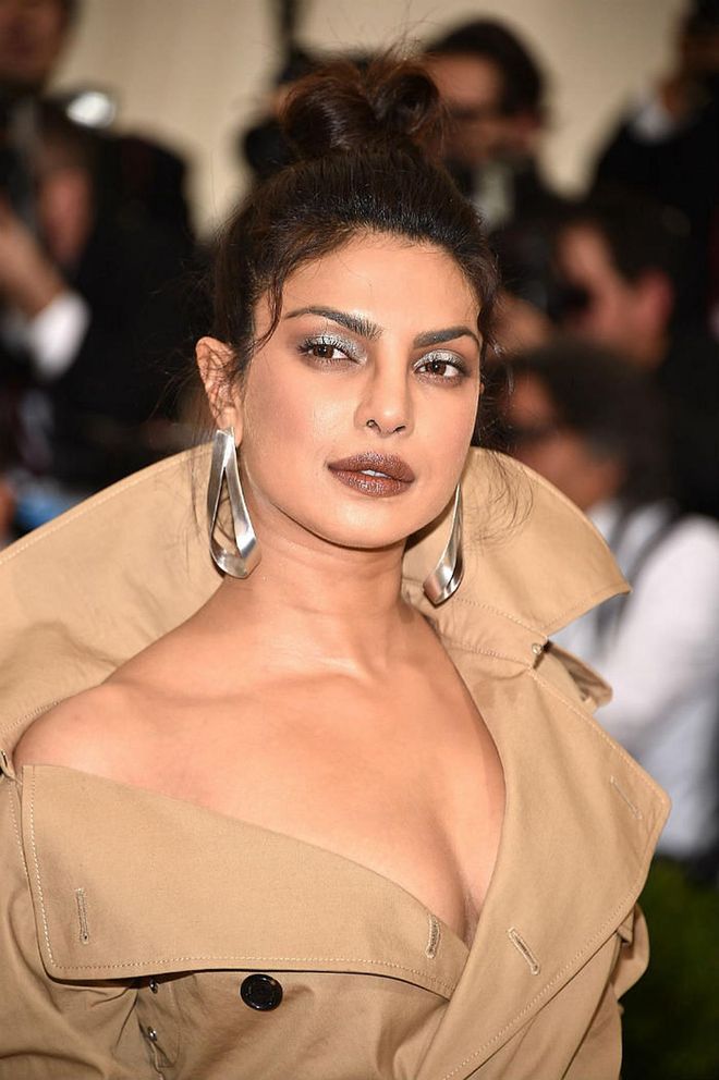 Chopra's look was both glamorous and chic, with a generous dose of metallics served on her eyelids, a well-contoured face, and lips in a deep chocolate hue (Photo: Getty)