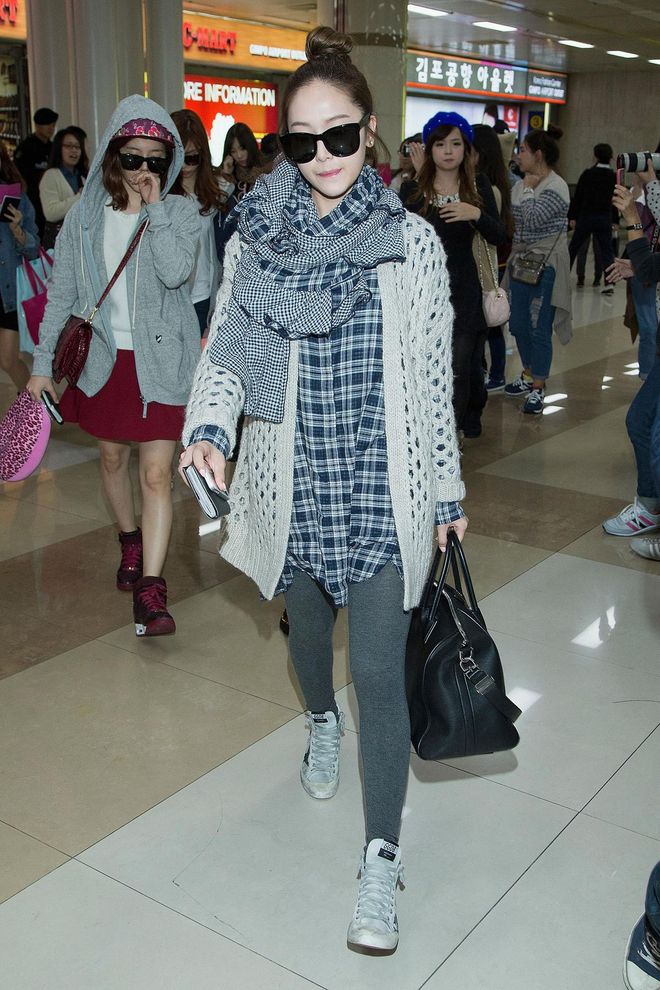 Long before quitting SNSD, Jung channels a uni undergrad with a chunky scarf, grey skinny jeans, giant white cardigan and paparazzi-blocking sunglasses. 
Photo: Getty