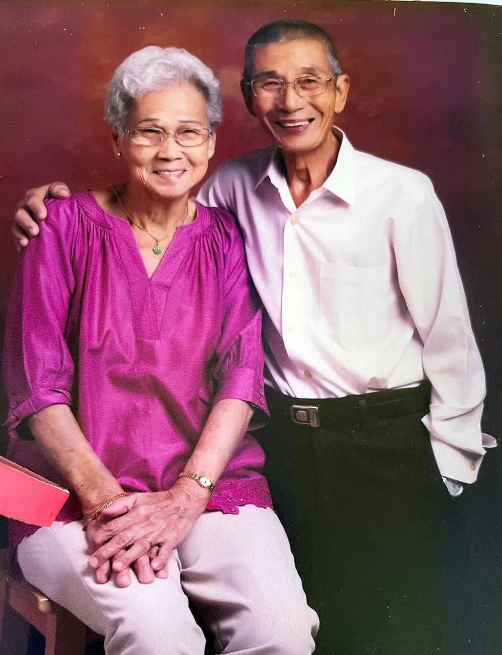 本地服务最久的国会大厦庶务总管苏苗坤（右），生前与妻子张亚蕃甜蜜合照。（受访者提供）